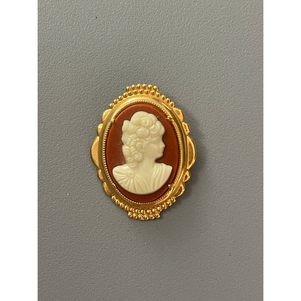 Victorian Gold Tone Cameo Pin Brooch Orange Coral Right Facing Woman